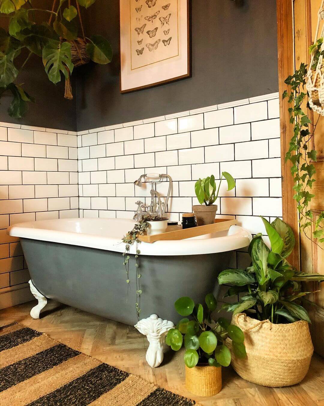 An outside/in bathrooom