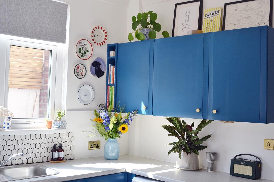 Refreshing ocean blue and white kitchens